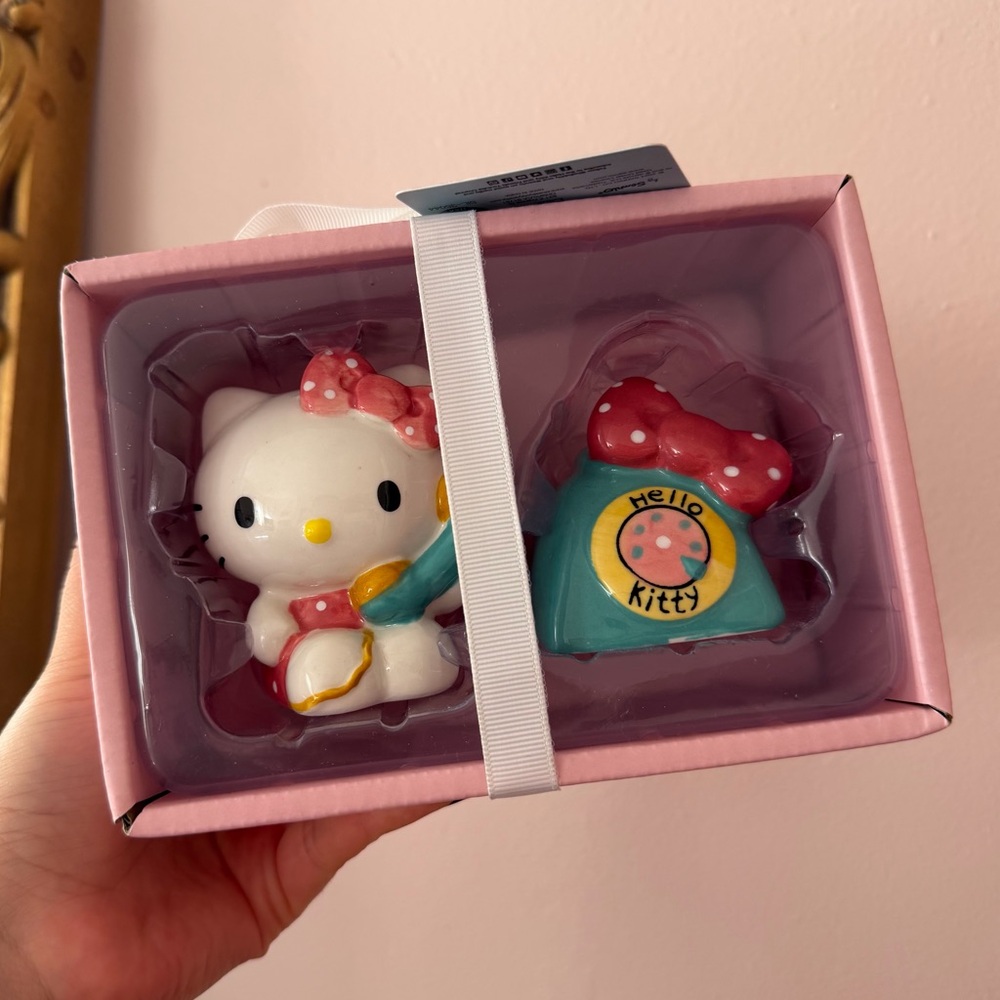 Blue sky Hello Kitty phone salt and pepper shakers